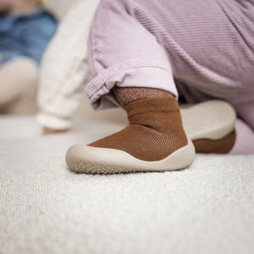 Rutschfeste Kinderstrümpfe mit Schuhen